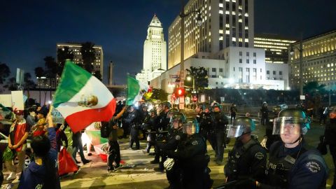 La protesta en el centro de LA se extendió hasta la noche. / Jorge Luis Macias