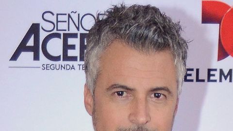 Izquierda: Diego Soldano en la fiesta para celebrar el estreno del primer capítulo de la telenovela "Señora Acero 2" (Telemundo)/México, 22 de septiembre 2015.. Derecha: Rey Grupero y su novia Isabel Castro en la alfombra roja de la celebración del octavo Aniversario de Fusiones Soy Grupero, programa de televisión dedicado a la música regional mexicana/México, 1 de diciembre 2021.