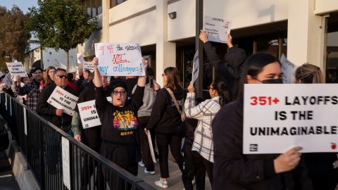 Trabajadores de la educación protestan la decisión del SAUSD.