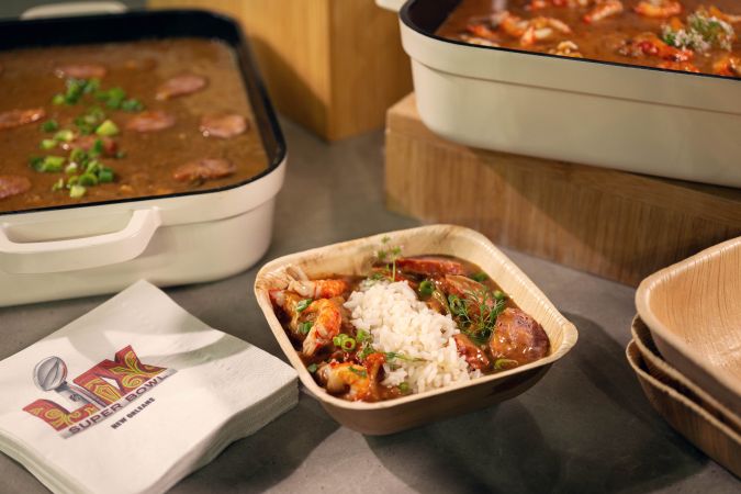 Los tradicionales gumbo y étouffée de Nueva Orleáns no podían faltar en el menú del Super Bowl LIX.