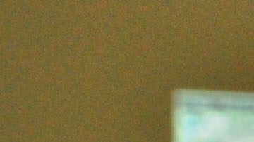 Der Seismologe Guenter Asch, im Hintergrund links, erlaeutert am Dienstag, 13. Mai 2008, im Geoforschungszentrum Potsdam (GFZ) den Ausschlag des schweren Sichuan-Erdbebens in Suedwestchina, auf dem Computerbildschirm vorne, wie er von der am naechsten gelegenen seismologischen Messstation auf der indonesischen Insel Nias aufgezeichnet wurde. Nur beim GFZ und am US Geological Survey im kaliforischen Menlo Park laufen die Daten aller seismologischen Messstationen weltweit zusammen. (AP Photo/Sven Kaestner) --- Seismologist Guenter Asch, in background left, explains the graphic (in red) of the heavy Sichuan earthquake in southwest China, as it is seen on a laptop computer screen in front, rendered from the data transmitted by the closest seismic monitoring station of the Indonesian Island of Nias, at the German Research Center for Geo Sciences, GFZ, in Potsdam, Tuesday, May 13, 2008. Only at the GFZ in Potsdam and the US. Geological Survey in Menlo Park/California the data of all seismic monitoring stations worldwide are bundled for scientific research. (AP Photo/Sven Kaestner)