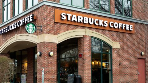 Starbucks toma medidas extremas: despidos y cambios en el menú