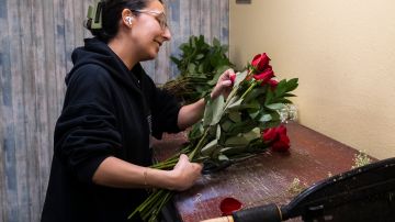 Naomi Smadi prepara rosas en la florería Sunland en Anaheim.