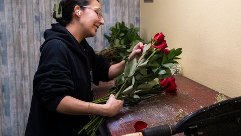 Naomi Smadi prepara rosas en la florería Sunland en Anaheim.