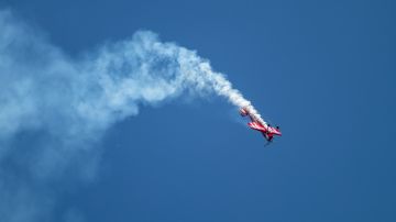 El motor del avión se incendió mientras estaba en el aire, pero el piloto aterrizó y el fuego se extinguió una vez en tierra.