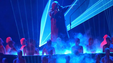 El artista The Weeknd fue presentado por el director de la Academia de la Grabación, Harvey Mason Jr.