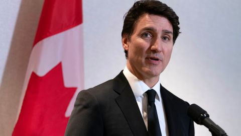 El primer ministro canadiense Justin Trudeau anuncio que Canadá también aplicará tarifas a productos importados de EE.UU.