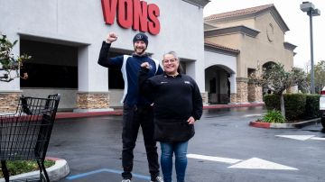 (I-D) Trabajadores del sindicato UFCW James Peete y Grace Garcia posan para un retrato afuera de la tienda Vons en Glendale.