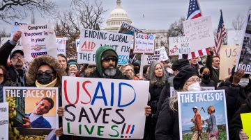 Manifestantes protestan contra el presidente Trump y su aliado Elon Musk mientras desmantelan el gobierno federal, incluyendo a USAID.