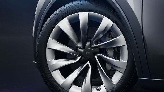 Una llanta del Tesla Model Y