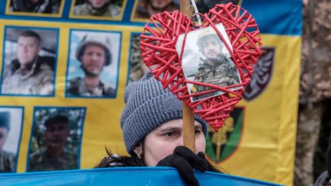 "Está siendo torturado y es tu culpa": cómo Rusia presiona a las familias de los militares ucranianos detenidos para que cometan actos de sabotaje contra su país