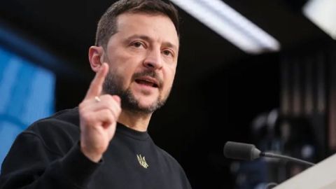 "Vive en un espacio de desinformación creado por Rusia": la dura respuesta de Zelensky a Trump por cuestionar su popularidad y culpar a Ucrania de la guerra