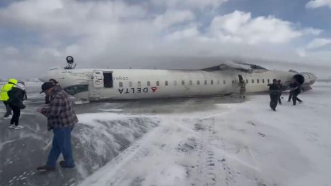 Un video viral en redes sociales mostró que el avión de Delta Airlines quedó volcado al aterrizar.