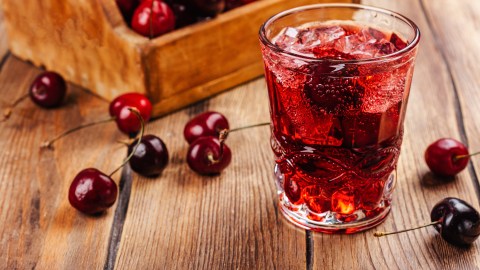 Bien sea frescas, secas o en un delicioso jugo agrio, consumir cerezas puede ayudarte a combatir el insomnio y los despertares nocturnos.