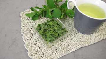 Para preparar un té de alfalfa vas a necesitar una cucharada de hojas secas de alfalfa, una taza con 250 ml de agua caliente y miel o limón para mejorar el sabor.