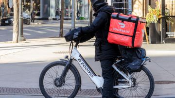 Repartidores de Nueva York recibirán compensación de $17 millones de DoorDash por propinas