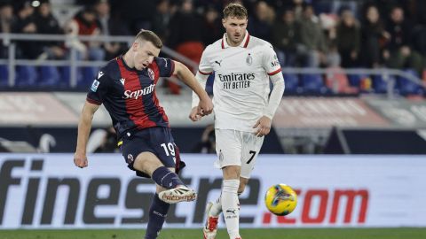 BOLOGNA (Italy), 27/02/2025.- Bologna's Lewis Ferguson (L) and Milan's Santiago Gimenez (R) in action during the Italian Serie A soccer match Bologna FC vs AC Milan at Renato Dall'Ara stadium in Bologna, Italy, 27 February 2025. (Italia) EFE/EPA/ELISABETTA BARACCHI