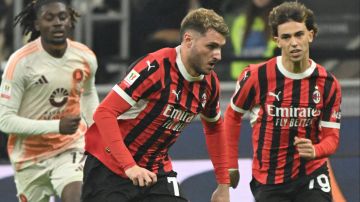 Milan (Italy), 05/02/2025.- AC Milans Santiago Gimenez in action during the Coppa Italia quarterfinal soccer match between AC Milan and AS Roma, in Milan, Italy, 05 February 2025. (Italia) EFE/EPA/DANIEL DAL ZENNARO