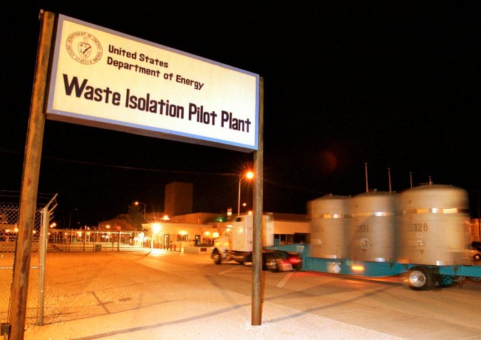 En esta fotografía de archivo de marzo de 1999, la primera carga de desechos nucleares llega a la Planta Piloto de Aislamiento de Residuos en Carlsbad, Nuevo México.