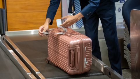 En los aeropuertos hay autoridades encargadas de supervisar que el equipaje facturado, es decir de bodega, no contenga dispositivos con baterías de litio.