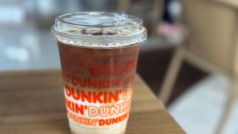El Shakin' Espresso consiste en una bebida helada, artesanal, que combina un intenso café espresso con azúcar morena y leche de avena.