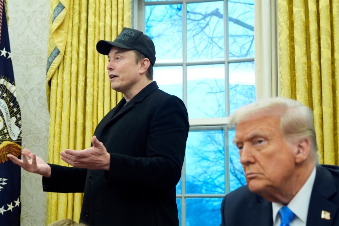 El presidente Trump escucha a Musk hablar sobre sus planes con DOGE en el Despacho Oval.