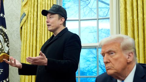 El presidente Trump escucha a Musk hablar sobre sus planes con DOGE en el Despacho Oval.