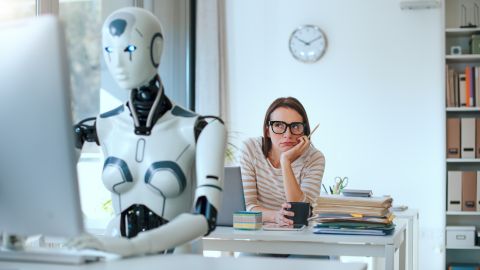 Dependiendo del tipo de trabajo a cumplir, un sistema automatizado o IA podría hacerlo en menor tiempo y a un costo mucho más bajo para el empleador.
