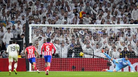 Julián Álvarez marca de penal a Thibaut Courtois en el derbi entre Real Madrid y Atlético de Madrid.
