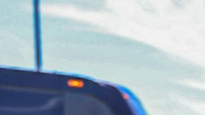 Inmigrantes esposados llegan a la Base Militar de Guantánamo, en Cuba, el 4 de febrero de 2025.