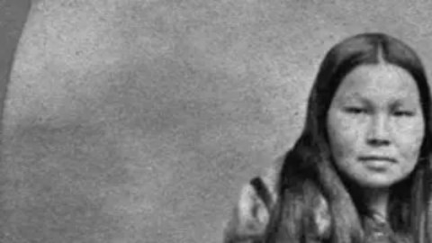 Una pareja inuit posa con su vestimenta tradicional en 1865.