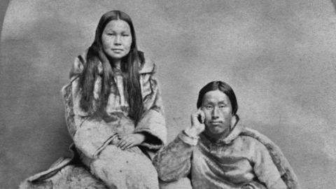 Una pareja inuit posa con su vestimenta tradicional en 1865.