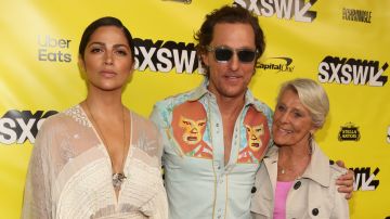 Matthew McConaughey junto a su madre Kay y su esposa Camila Alves, con quien está casado desde 2012.