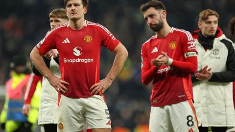 Bruno Fernández y Harry Macguire tras la derrota del Manchester United contra el Tottenham, el pasado 16 de febrero.