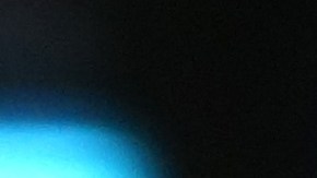 El McMuffin incluye una salchicha picante, cubierta con un huevo recién roto y una rodaja de queso americano, servida en un panecillo tostado.