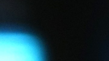 El McMuffin incluye una salchicha picante, cubierta con un huevo recién roto y una rodaja de queso americano, servida en un panecillo tostado.