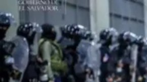 Bukele aceptaría encerrar criminales estadounidenses en la enorme cárcel que mandó construir.