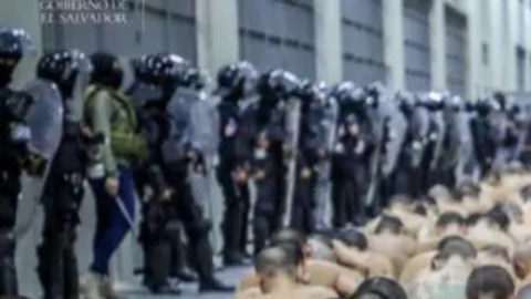 Bukele aceptaría encerrar criminales estadounidenses en la enorme cárcel que mandó construir.