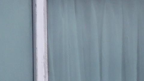 "Help (ayuda)" es la palabra que una familia de migrantes escribió en la ventana de un céntrico hotel de Ciudad de Panamá.