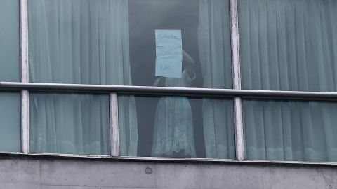 "Help (ayuda)" es la palabra que una familia de migrantes escribió en la ventana de un céntrico hotel de Ciudad de Panamá.