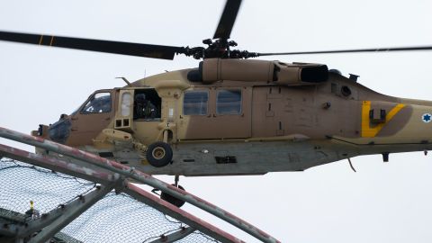 Un helicóptero militar israelí que transportaba a los rehenes llega al hospital Ichilov en Tel Aviv, Israel, el sábado 8 de febrero de 2025.