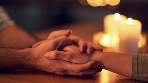 Celebra San Valentín con rituales de amor en pareja.