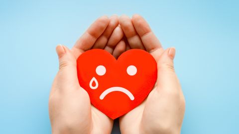 Un corazón triste podrían tener estos signos luego de celebrar San Valentín.