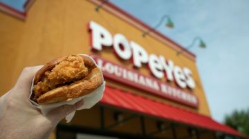 El sándwich de Popeyes está preparado con pollo crujiente, pepinillos y mayonesa, que puede elegirse en tres tipos.
