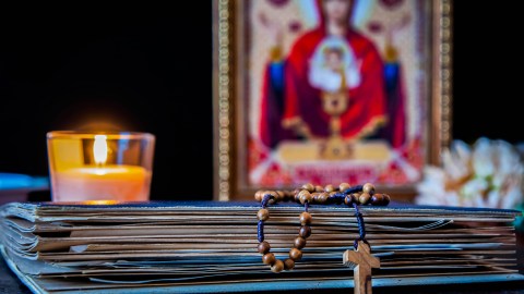 La oración es una forma de honrar a los santos.