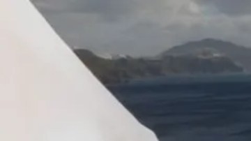 Residentes y turistas abandonan la isla griega de Santorini a medida que aumentan los temores de un terremoto inminente tras una serie de temblores.