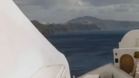 Residentes y turistas abandonan la isla griega de Santorini a medida que aumentan los temores de un terremoto inminente tras una serie de temblores.