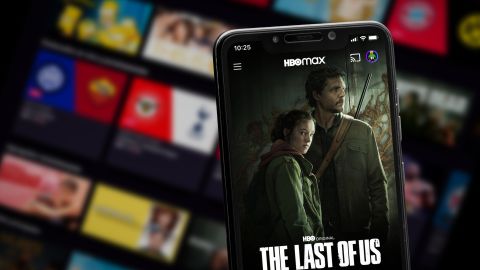 Pedro Pascal y Bella Ramsey regresan como Joel y Ellie en un mundo postapocalíptico donde buscan sobrevivir.