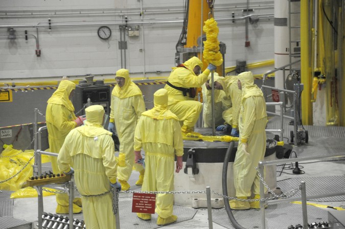 Personal profesional de operaciones nucleares trabaja sobre unl reactor de pruebas avanzado en el sitio desértico del Laboratorio Nacional de Idaho, a unas 50 millas al oeste de Idaho Falls, Idaho.