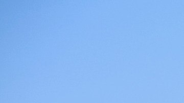 Empleados de la Administración Nacional de Seguridad Nuclear utilizan detectores gamma para probar un contenedor de uranio altamente enriquecido.